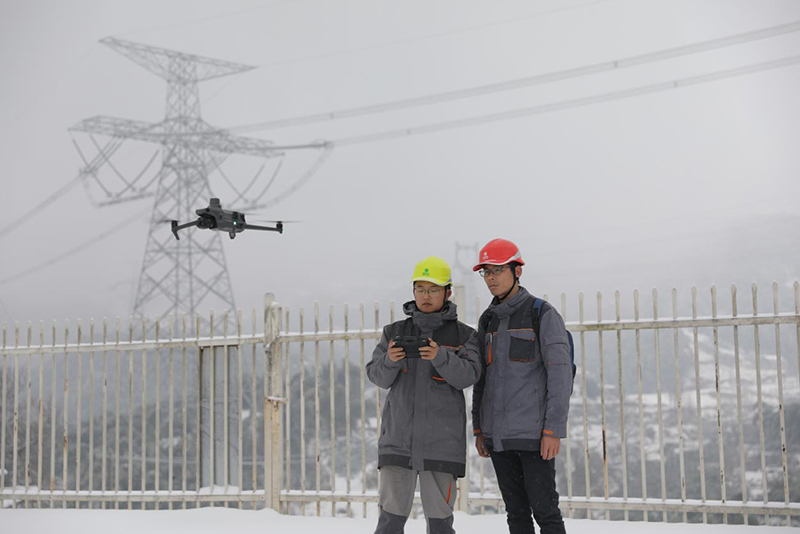 “观冰人”利用无人机检查线路。受访者供图