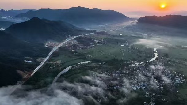 建设中的泾青高速。