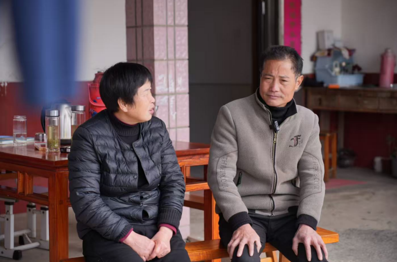 章正应与村民交流寻亲信息线索。