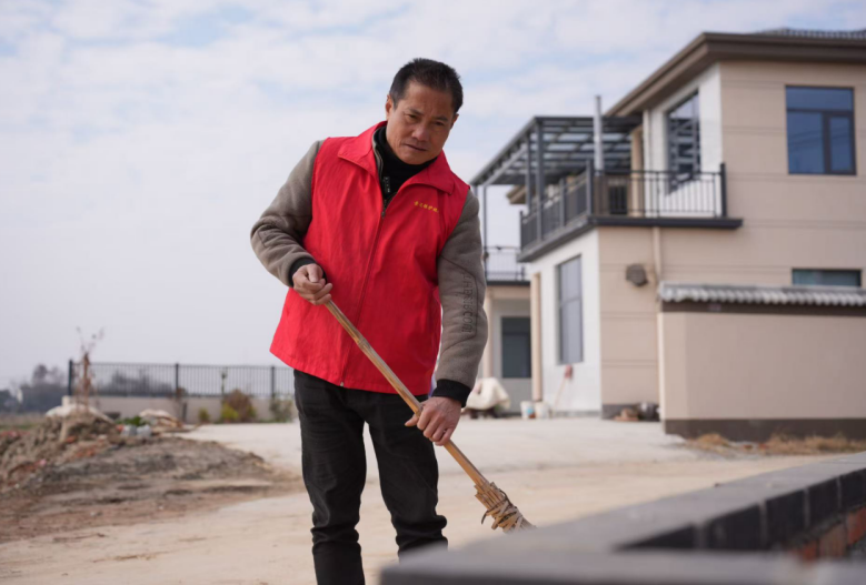 章正应参与人居环境整治志愿服务。