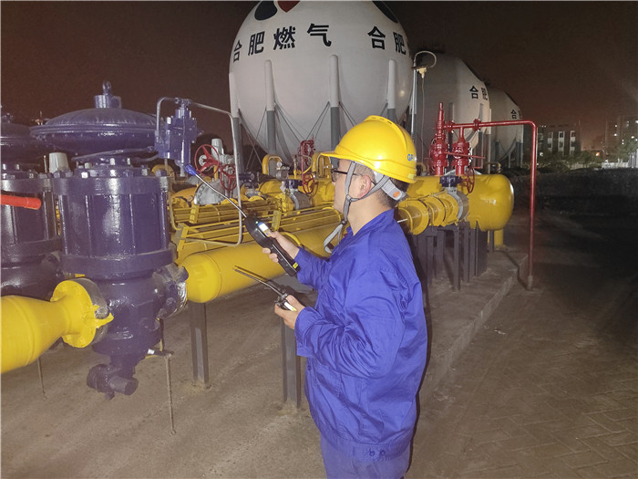 燃气巡检人员在夜间对关键设备开展查漏作业，确保管网运行安全稳定，为城市用气筑牢安全防线。合燃华润燃气供图