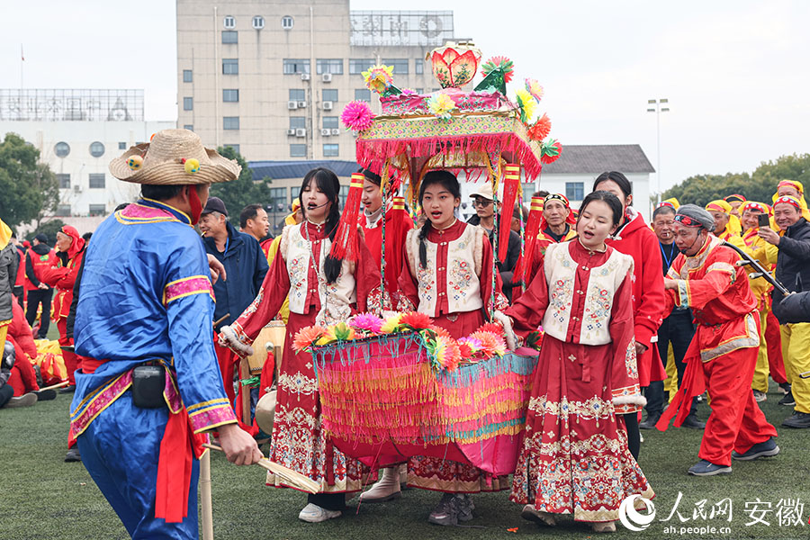 划旱船。人民网记者 张俊摄