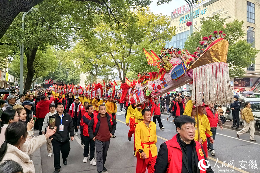 龙灯巡游。人民网记者 汪瑞华摄