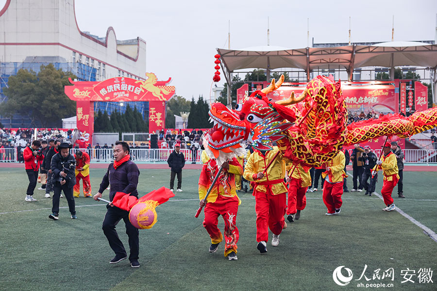 三里镇滚龙灯，除夕点灯，元宵圆灯。人民网记者 张俊摄
