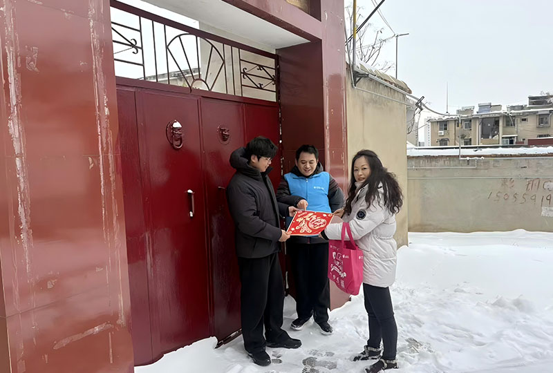 志願者們為村民們送“福”。安徽移動供圖