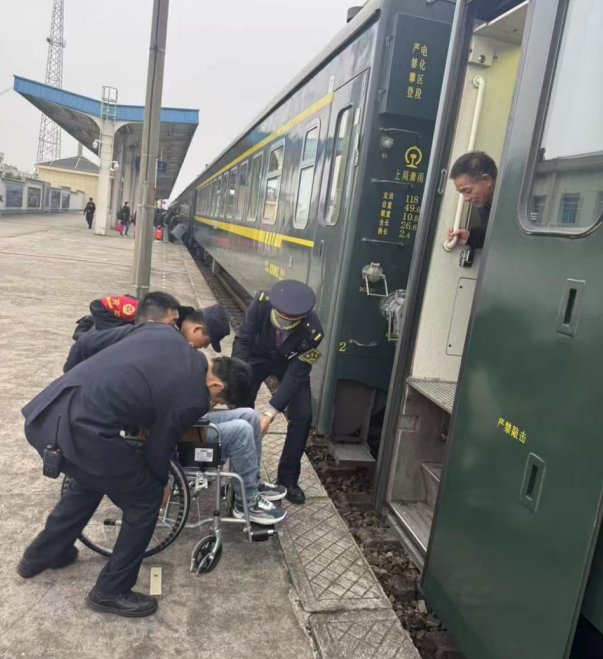 為一名患病下肢行動不便的旅客提供幫扶。