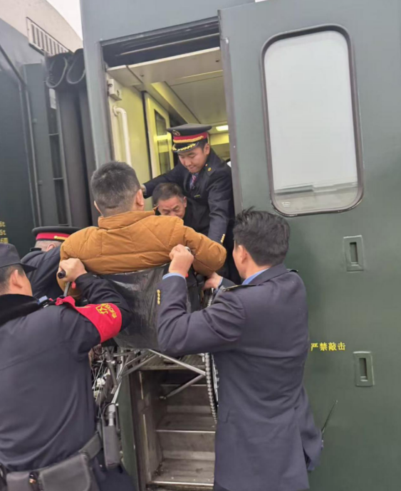 為一名患病下肢行動不便的旅客提供幫扶。
