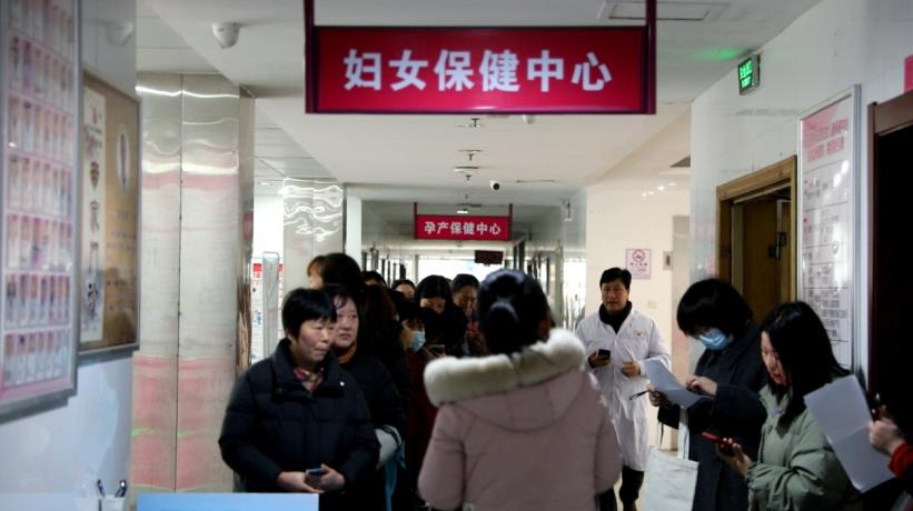 婦女們正在排隊等待體檢。