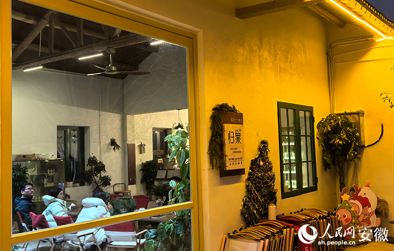 夜色下的归巢，多出了几分宁静。人民网记者 汪瑞华摄