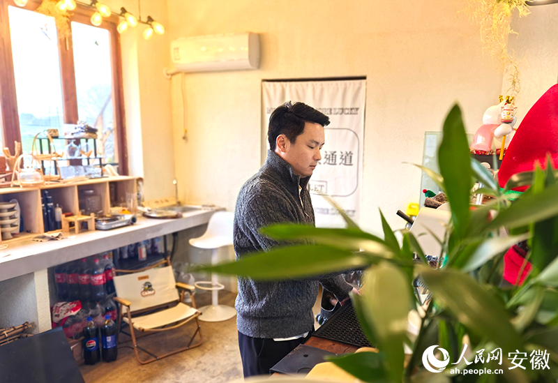 正在为顾客调制咖啡的施龙。人民网记者 汪瑞华摄