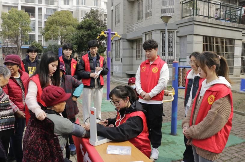 學生赴社區開展“學雷鋒”主題義診活動。合肥職業技術學院供圖