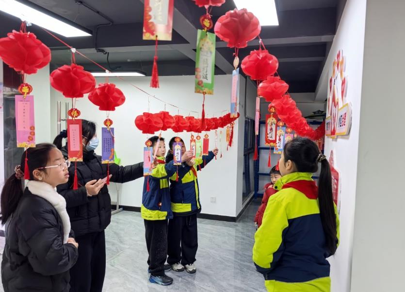 小朋友参与“闹元宵”垃圾分类猜灯谜活动。