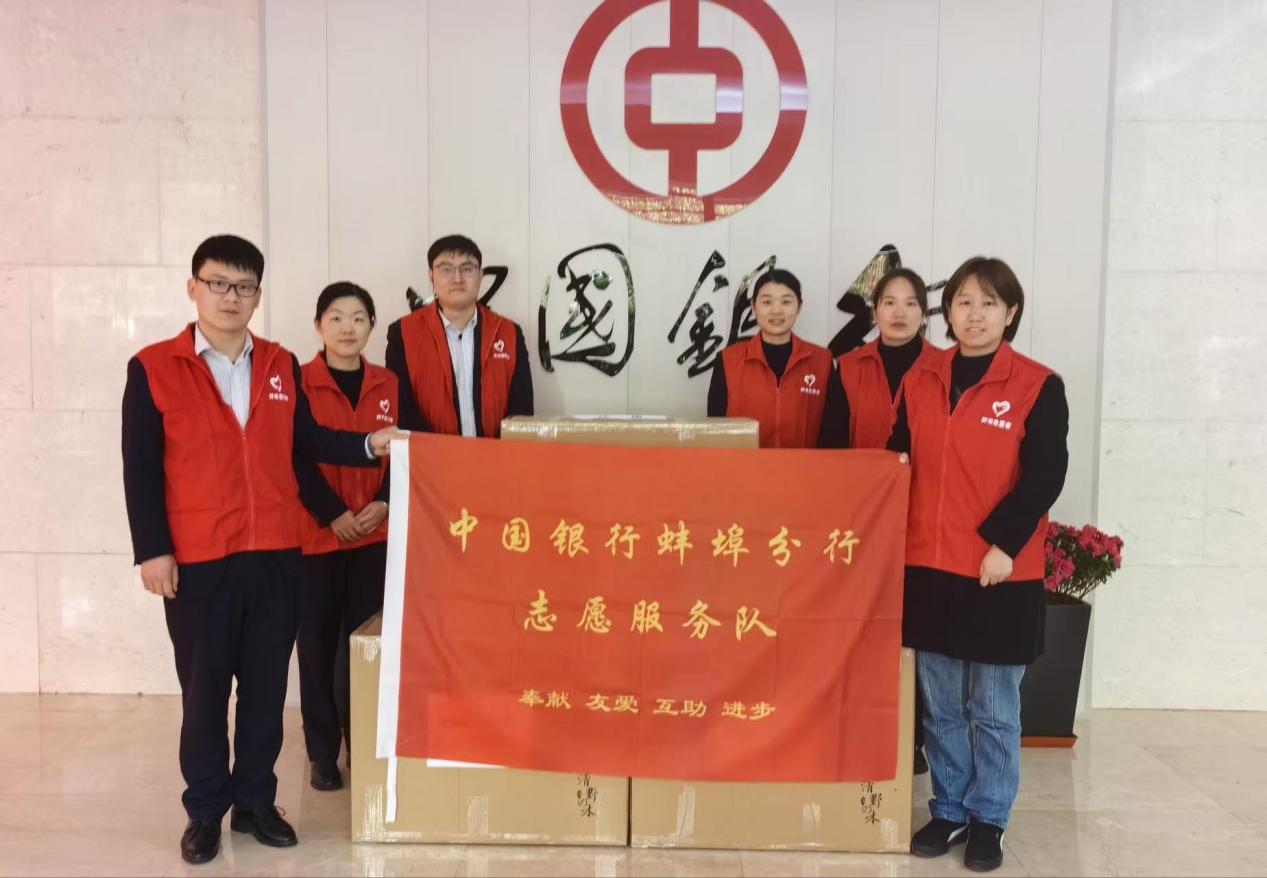 蚌埠中行志願服務隊整理打包捐贈的衣物。