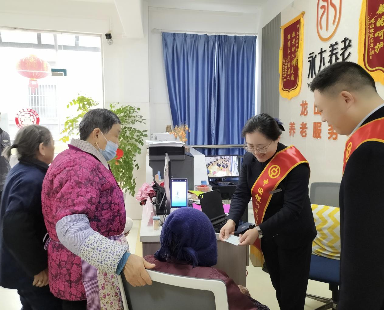 蕪湖中行前往養老公寓為老人們現場辦理第三代社保卡。