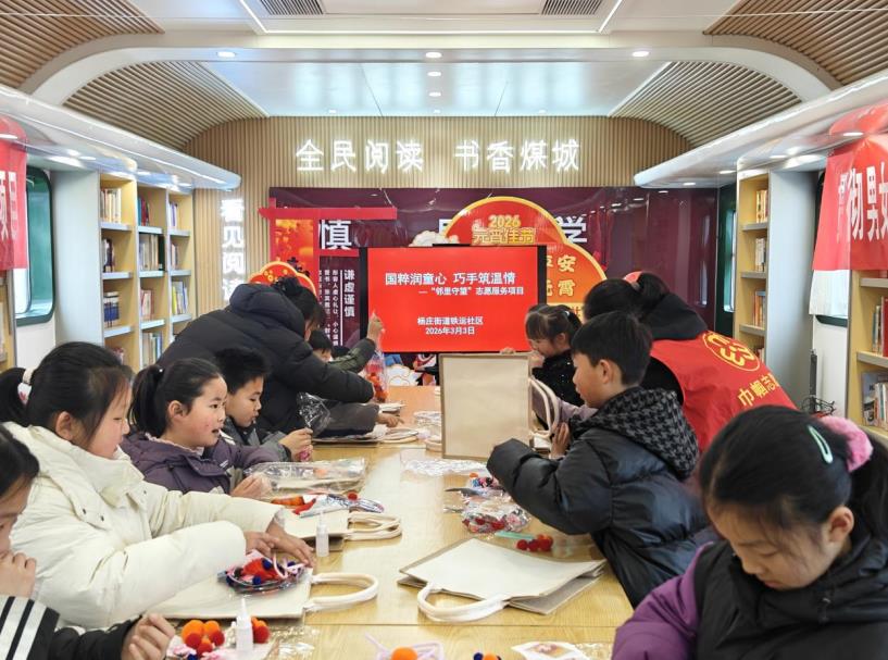 孩子们和志愿者一起做手工。王存摄