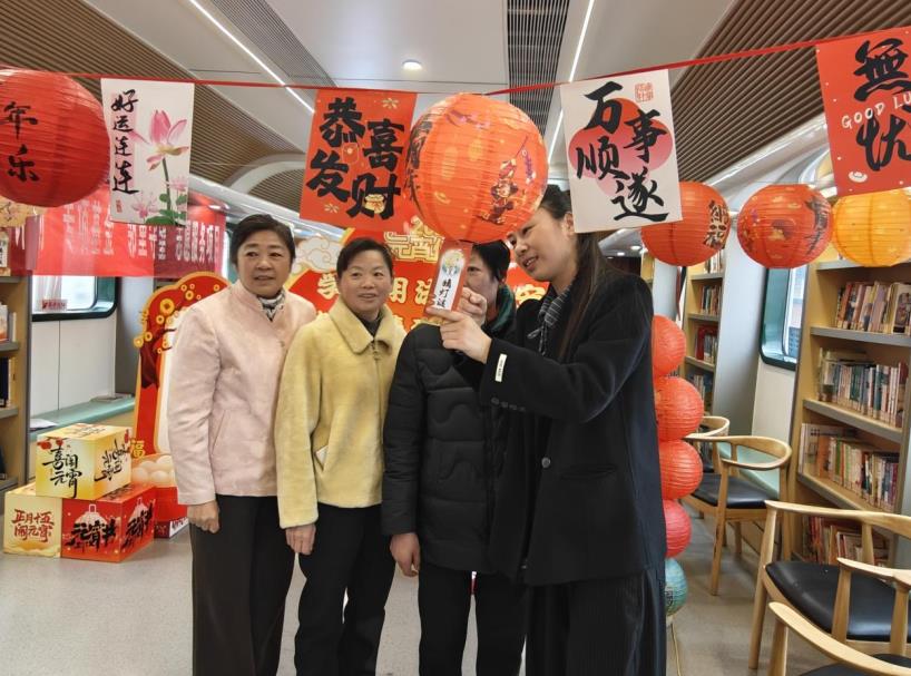 居民围在一起猜灯谜。王存摄