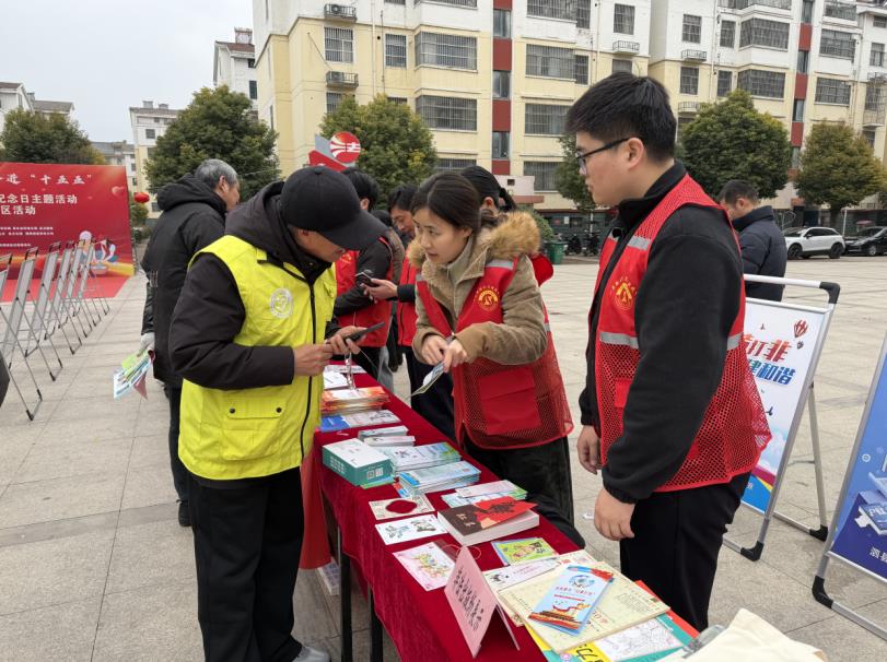 志願者解答市民文學作品的登記問題。李永康攝