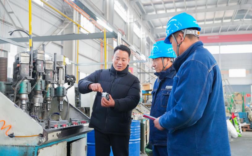 3月3日，濉溪縣供電公司工作人員在了解企業的生產情況。儲運濤攝