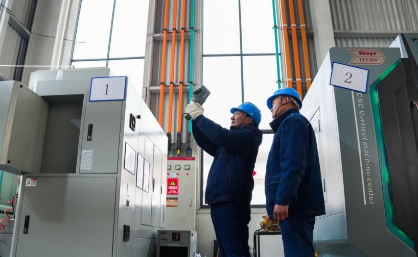 3月3日，濉溪縣供電公司巡檢人員在為企業巡檢設備。儲運濤攝