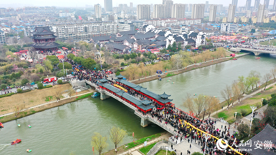 俯瞰“走太平”活動現場。人民網記者 張俊攝