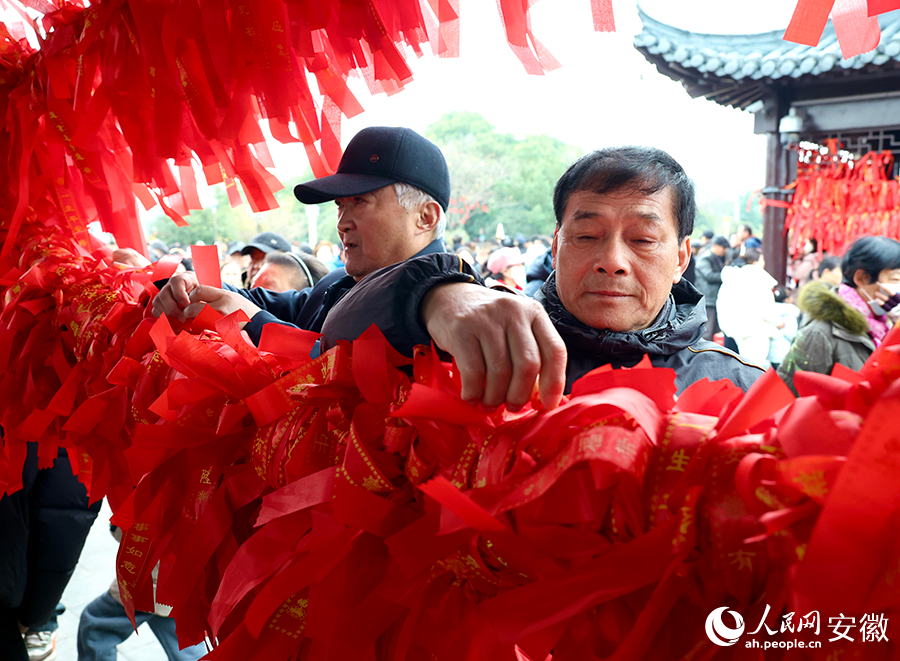 市民在太平橋系上紅繩許願。人民網記者 張俊攝