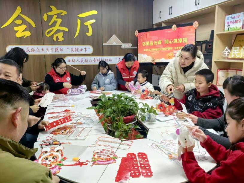 西街道安康社区开展“我们的节日·欢乐中国年”元宵节主题活动，儿童在志愿者指导下动手制作花灯。相山区委宣传部供图