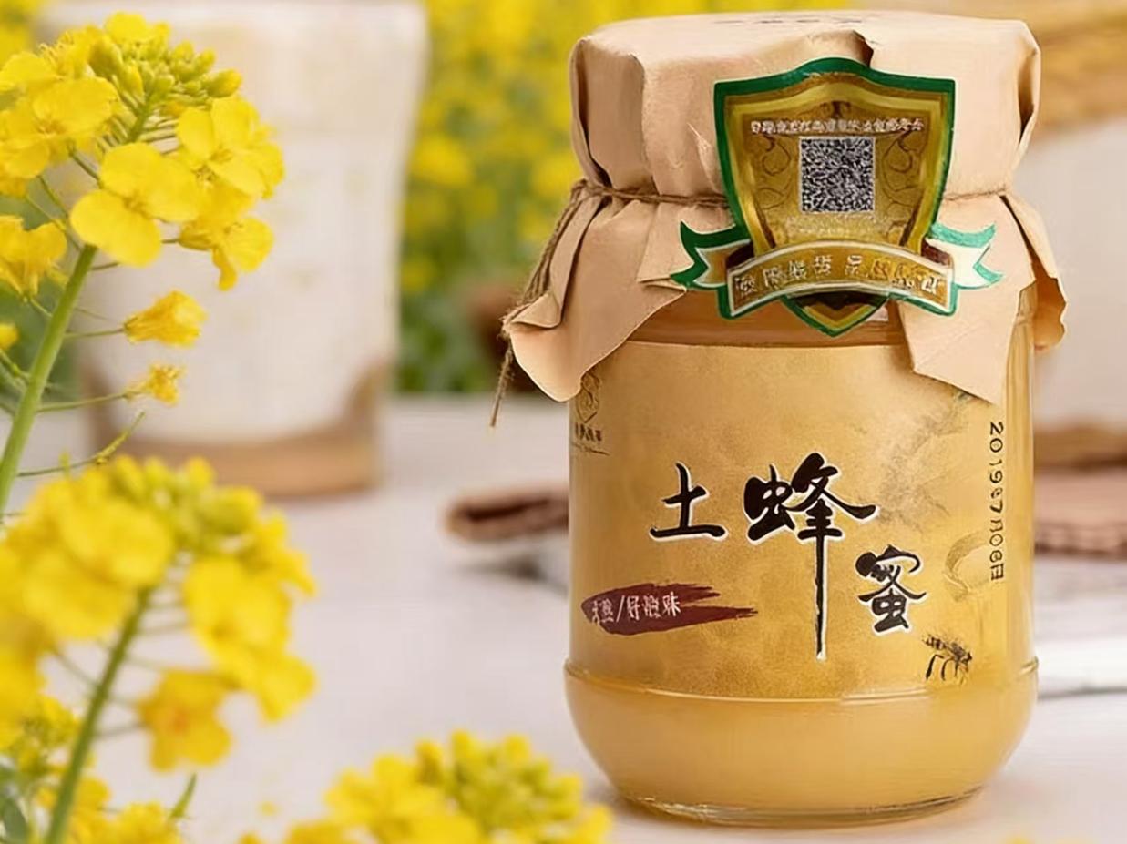 蜂蜜原材料上有獨一無二的溯源二維碼。甜啦啦供圖