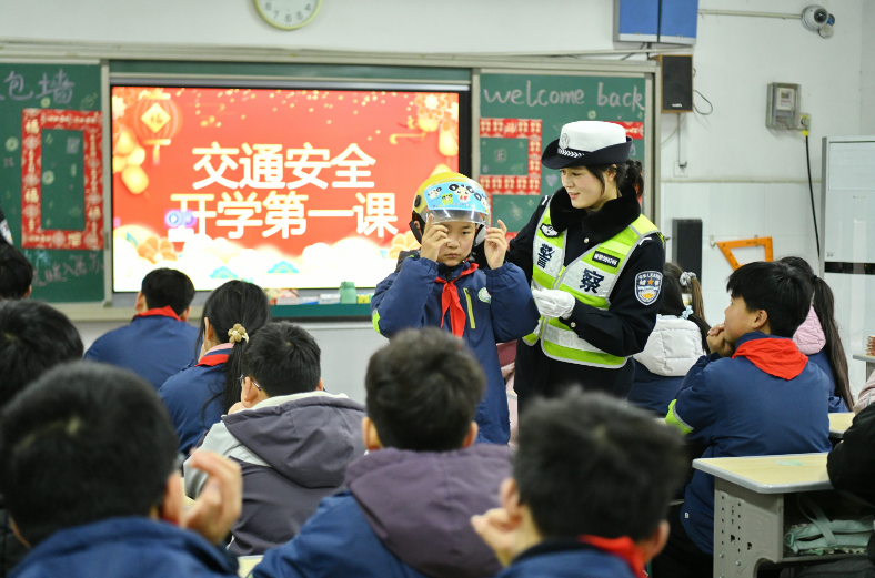 阜南公安局交管大隊守護春季開學平安。