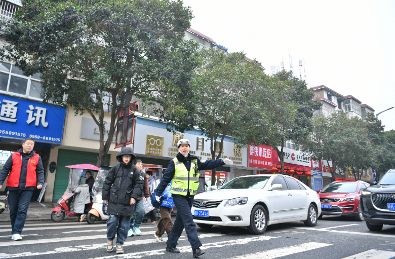 阜南公安局交管大隊守護春季開學平安。