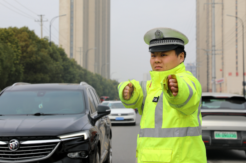 交警在校门口指挥交通。