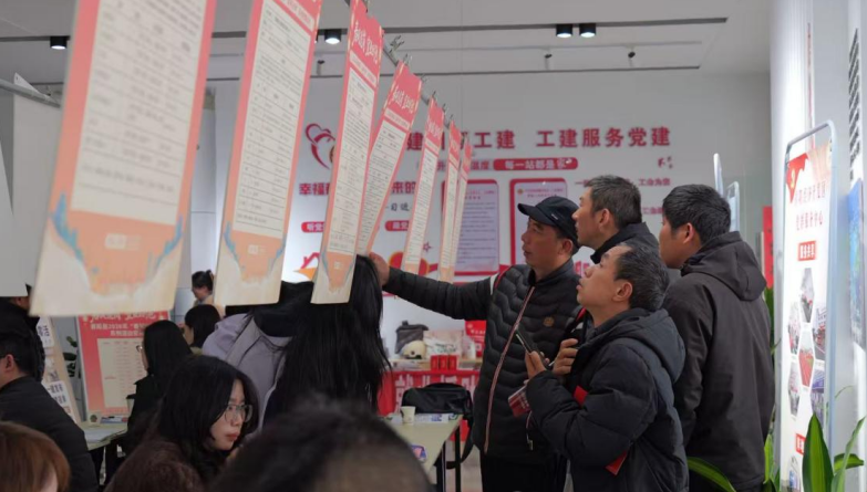 招聘会现场。