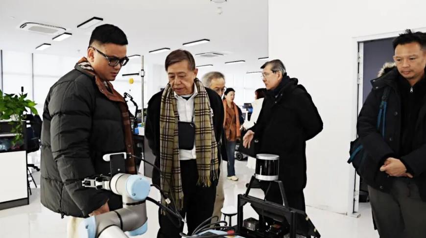 新加坡考察交流團參觀合肥物聯網科技產業園企業史河機器人。