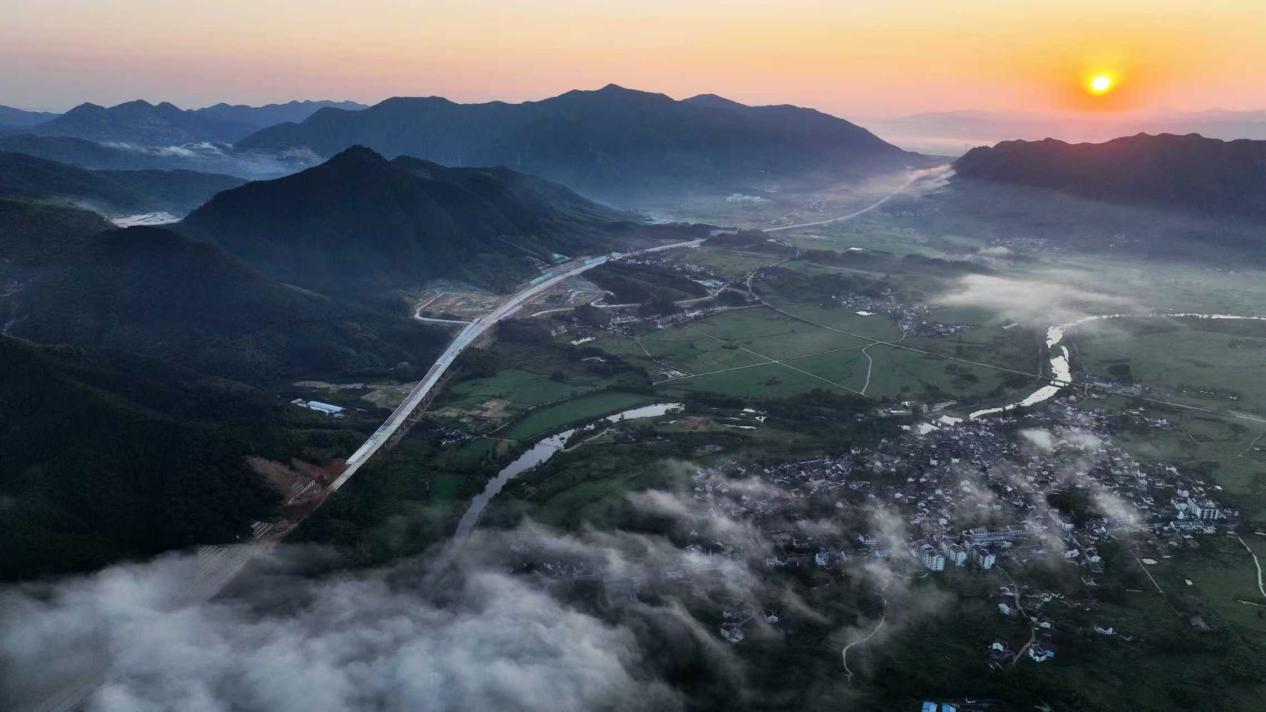 建设中的泾青高速。乐建平摄