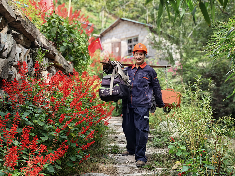 葉紅義在鄉間開展通信線路維護工作。中國電信宣城分公司供圖