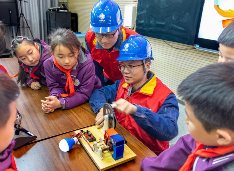 學雷鋒日，電力科普進校園。郜小兵攝