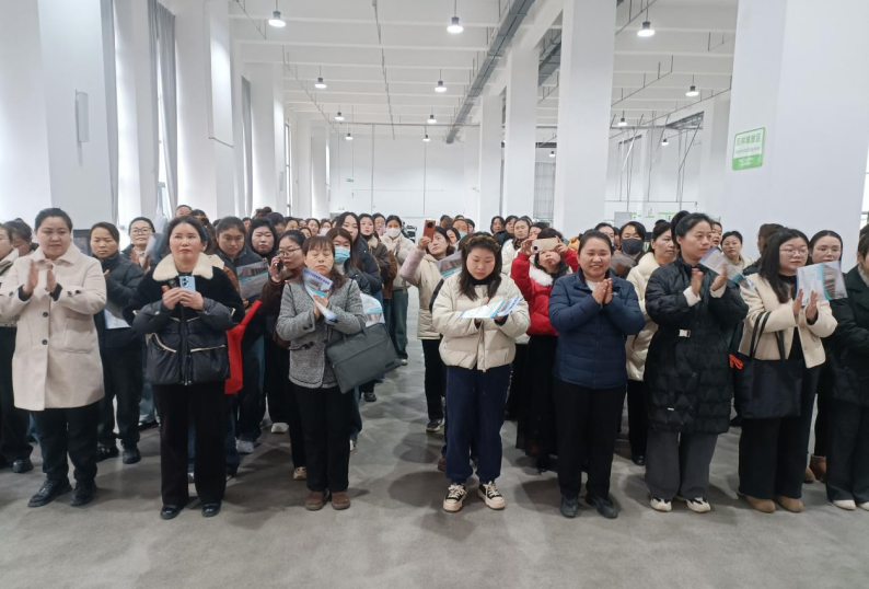 應聘人員在認真了解照片條件。潘士清供圖