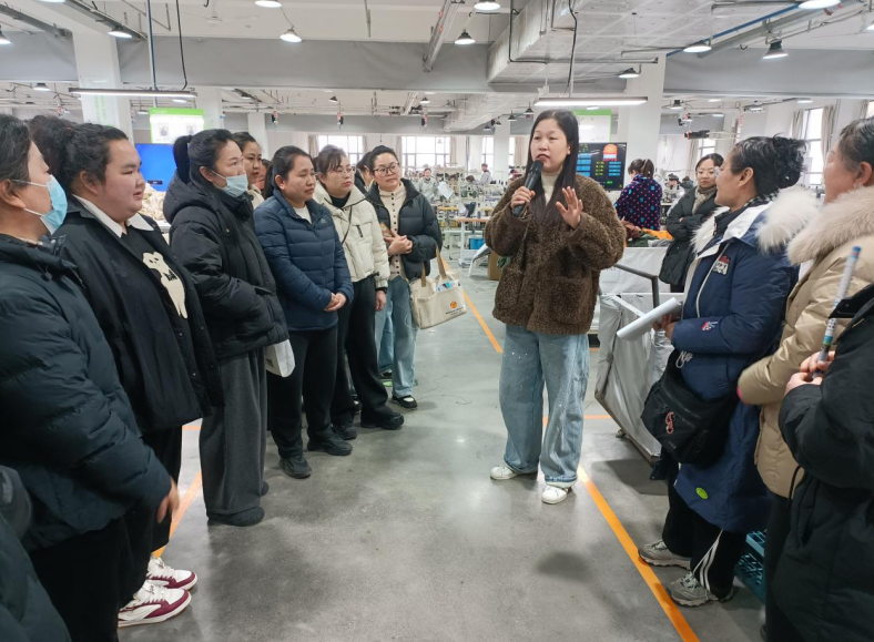 招聘專員向大家介紹公司概況。潘士清供圖
