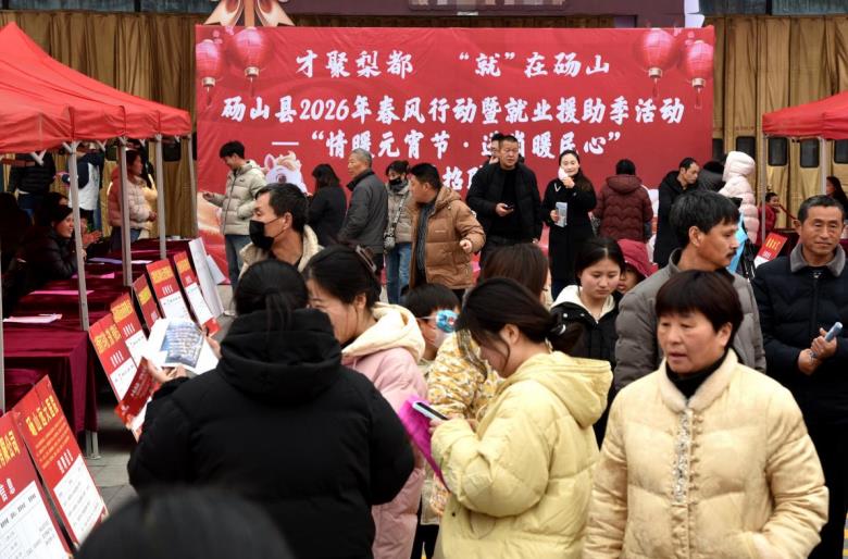招聘會現場人頭攢動。李艷龍攝