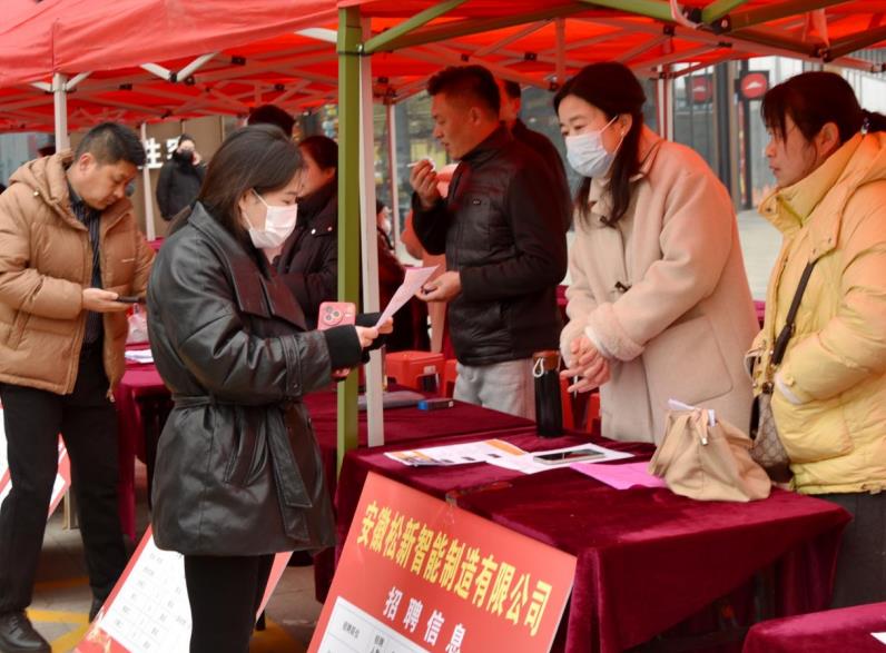 求職者了解企業崗位要求。李艷龍攝