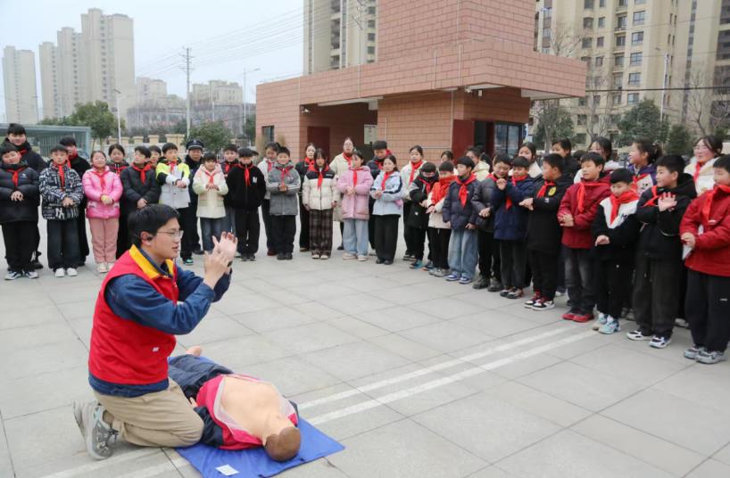 现场开设“触电急救心肺复苏”课堂。