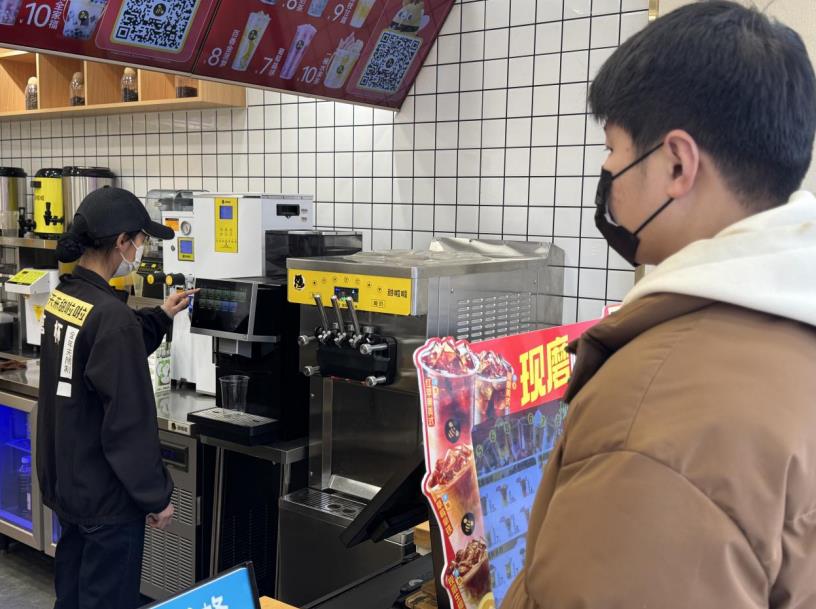 甜啦啦测试门店智能咖啡机。李根摄