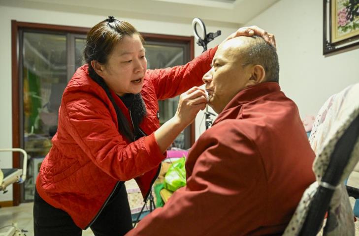 孫紅霞正在照顧王明鋒。