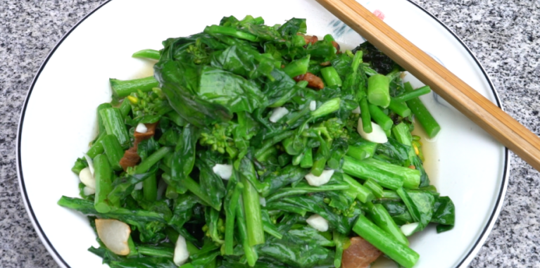 炒菜薹。
