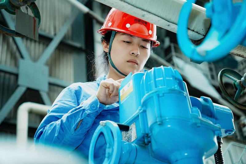 在检修，拧紧每一丝暖。