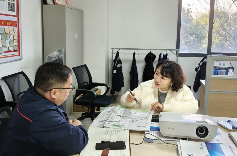 在交谈，倾听每一句声。