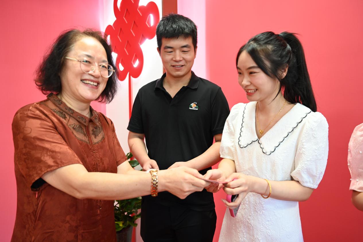 合肥市最美志願者、合肥市三八紅旗手、長豐好人丁玲芳老師為新人頒証。合肥市民政局供圖