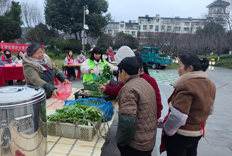 农户范顺珍借助“和美集市”平台销售自种蔬菜。