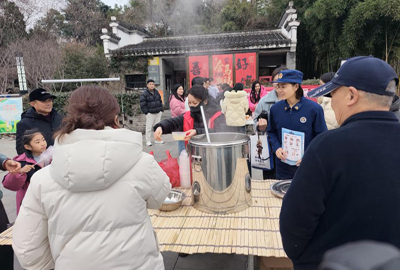 志愿者为市民分送暖汤。