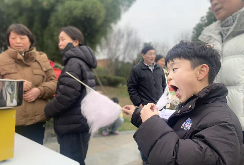 孩子品尝新鲜出炉的棉花糖。
