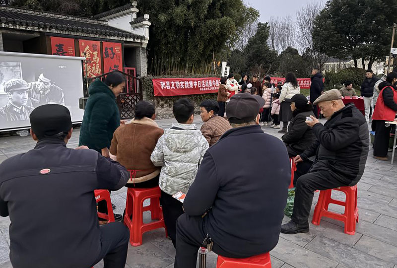 “邻里影院”播放雷锋主题影片。
